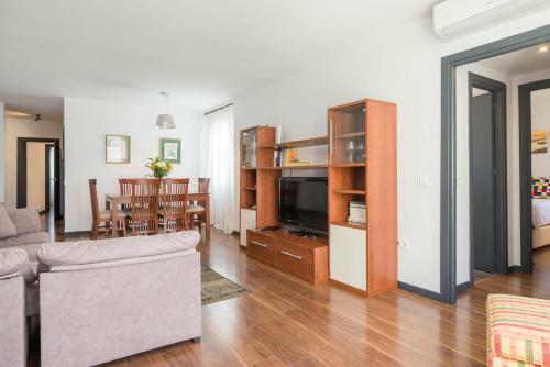 Four-bedroom Holiday Apartment With Terrace Beatas