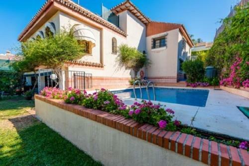 Villa With Pool Near The Beach
