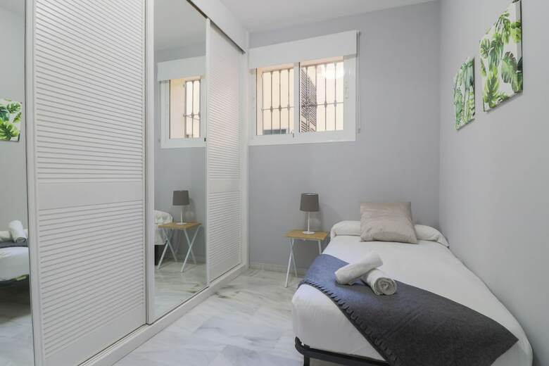 Bright And Quiet Apartment By Town