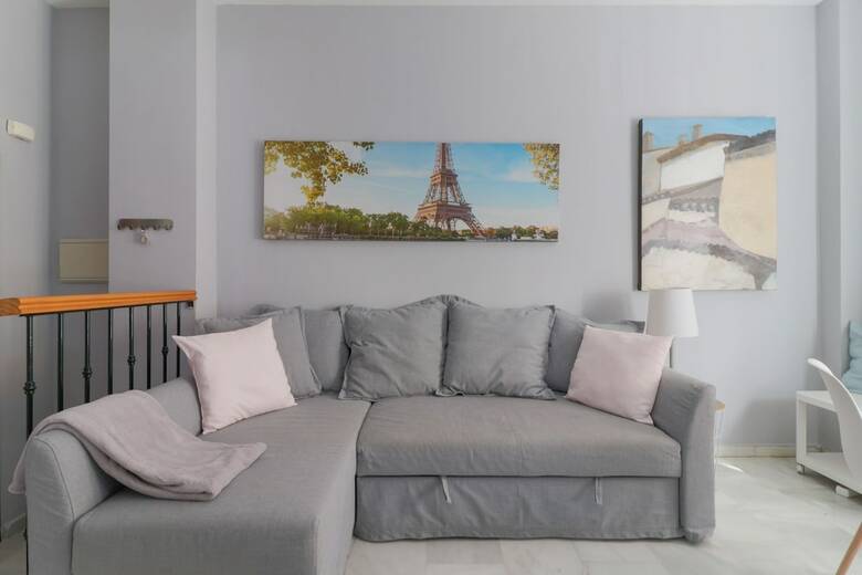 Bright And Quiet Apartment By Town