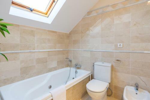 Apartamento Rio Real: Lujoso �tico Sobre Campo De Golf