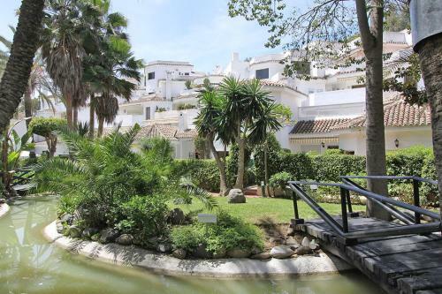 1104 First Line Beach Apartment Golden Beach Pool