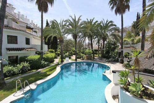 1104 First Line Beach Apartment Golden Beach Pool