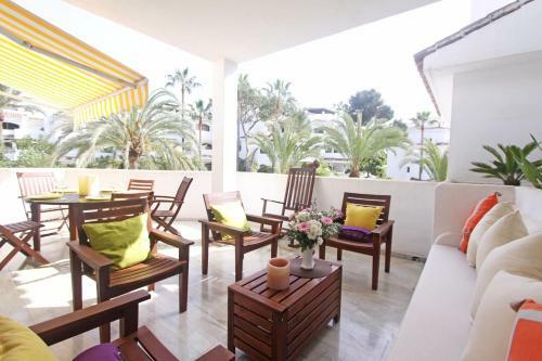1104 First Line Beach Apartment Golden Beach Pool