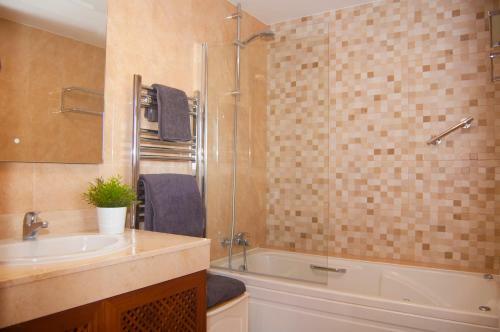 Apartamento Stunning 4 Bed Duplex In Calahonda With Sea Views