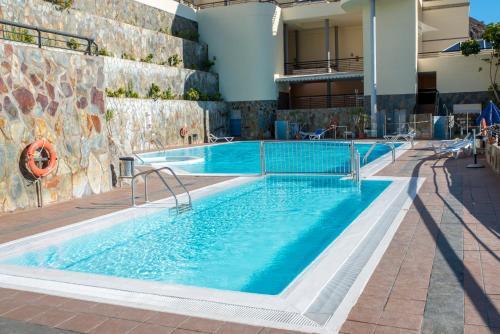 Lightbooking- Pi�a Colada And Pool