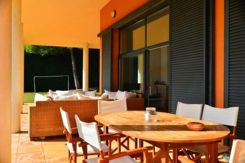 Mont-ras Villa Sleeps 8 Pool Wifi