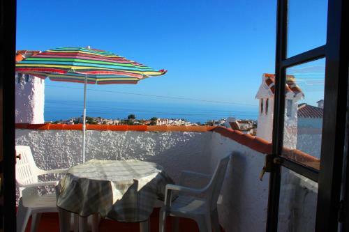 Apartamentos El Capistrano Nerja Guy P. Way