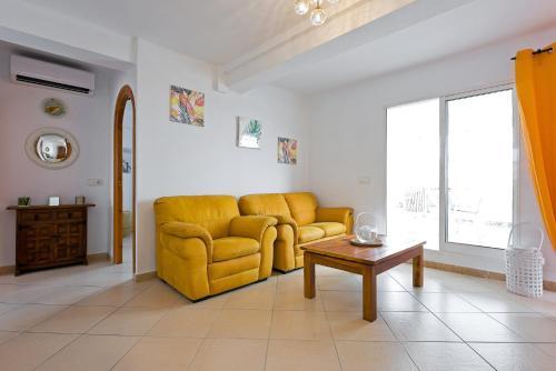 Stylish Apartment Over Balcon De Europa