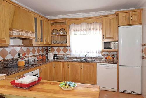 Nerja Villa Sleeps 8 Air Con Wifi