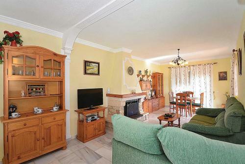 Nerja Villa Sleeps 8 Air Con Wifi