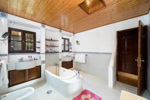 Orgiva Villa Sleeps 9 Air Con