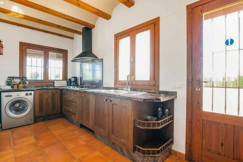Paratella Villa Sleeps 10 Wifi