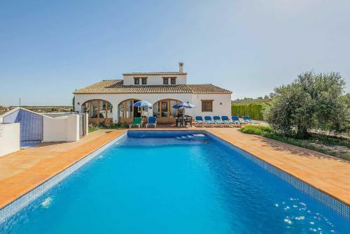 Paratella Villa Sleeps 10 Wifi