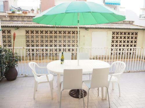 Apartamento Con Terraza En Pineda De Mar.