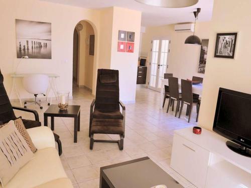 Playa Blanca Villa Sleeps 6 Pool Wifi T691303