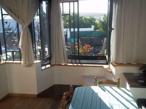 Playa Blanca Villa Sleeps 6 Pool Wifi T691312