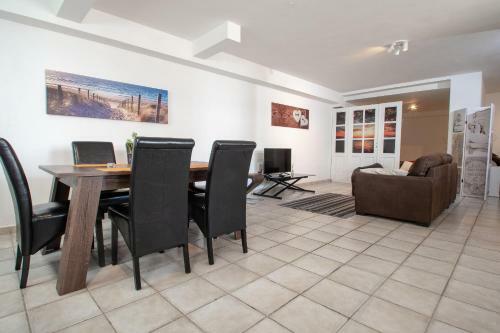 Orange Apartment @lizard Complex