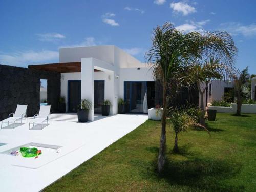 Playa Blanca Villa Sleeps 6 Pool Wifi T691296