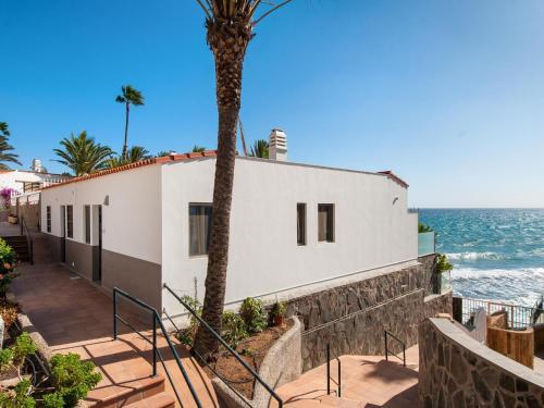 Bungalow Playa Del Aguila II Over The Sea