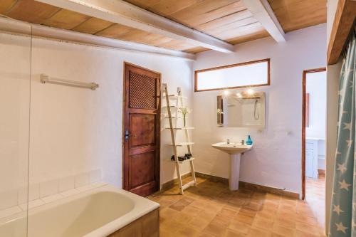 Pollenca Villa Sleeps 6 Wifi