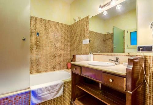 Pollenca Villa Sleeps 6 Pool Wifi T251880