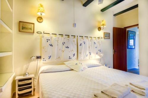 Pollenca Villa Sleeps 6 Pool Wifi T251880
