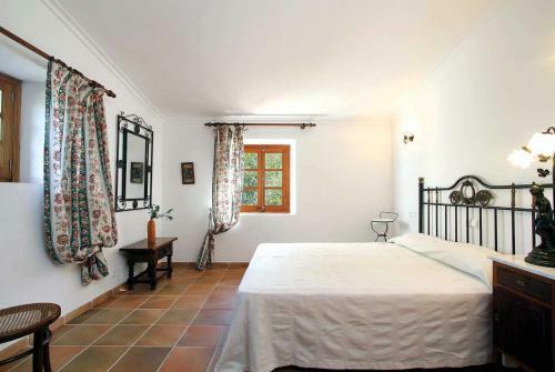 Pollenca Villa Sleeps 12 Wifi