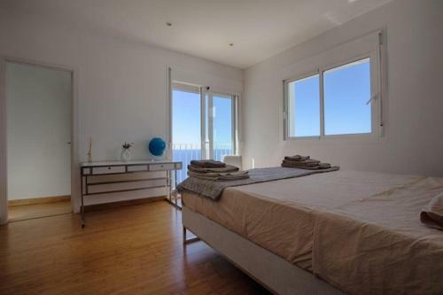 Port De Sant Miquel Villa Sleeps 10 Pool Air Con