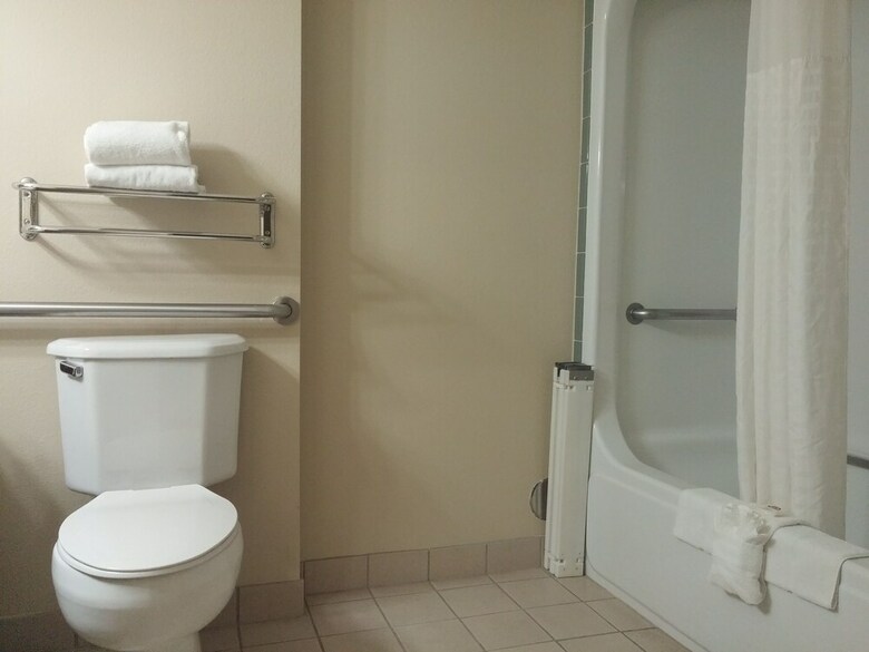 Hotel Comfort Suites Airport