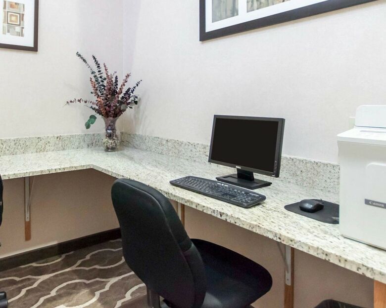 Hotel Comfort Suites Airport