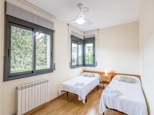 Five-bedroom Holiday Home In Roda De Bera