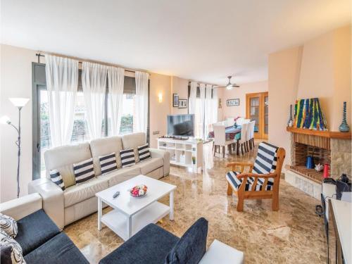 Five-bedroom Holiday Home In Roda De Bera