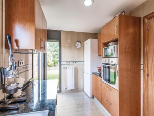 Five-bedroom Holiday Home In Roda De Bera