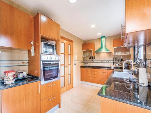 Five-bedroom Holiday Home In Roda De Bera