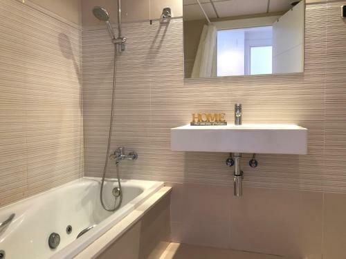 T&h Llevant Salou Family Apartment