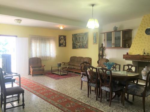 Conjunto De Dos Apartamentos En Casa Unifamilar Con Piscina