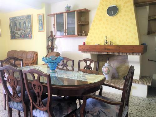 Conjunto De Dos Apartamentos En Casa Unifamilar Con Piscina