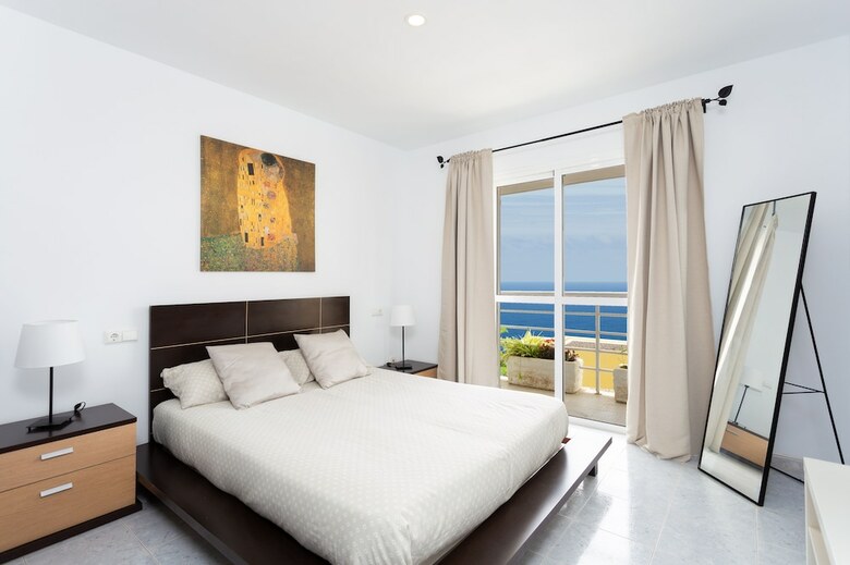 Duplex Acor�n With Pool And Sea View