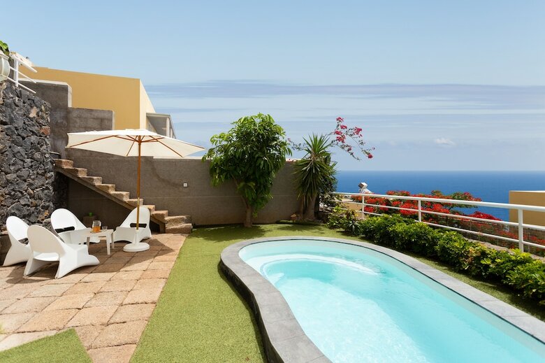 Duplex Acor�n With Pool And Sea View
