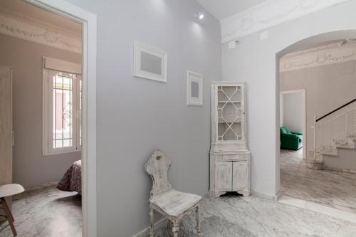 10 Bdr Chalet; Maria Luisa Park