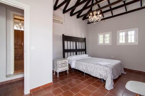 10 Bdr Chalet; Maria Luisa Park