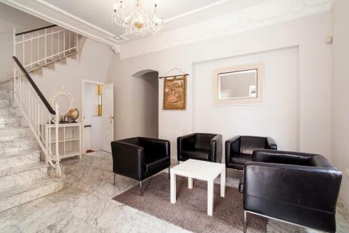 10 Bdr Chalet; Maria Luisa Park