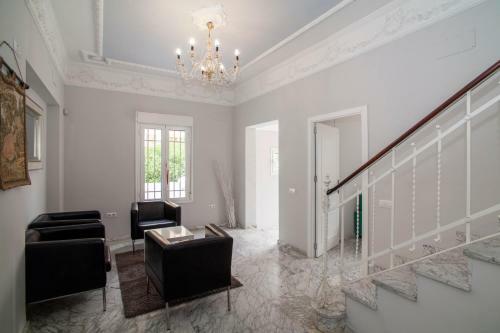 10 Bdr Chalet; Maria Luisa Park