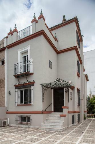 10 Bdr Chalet; Maria Luisa Park