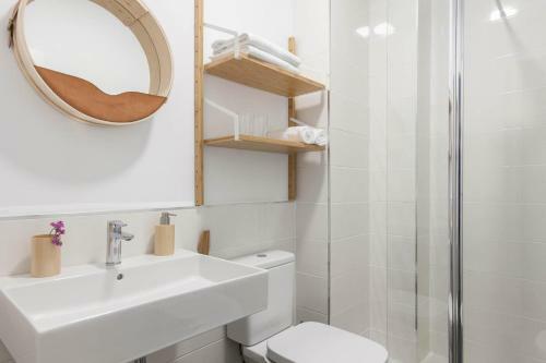 Modern And Spacious Apartment. Private Patio