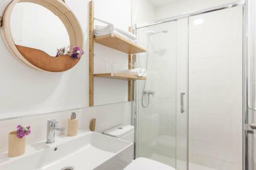 Modern And Spacious Apartment. Private Patio