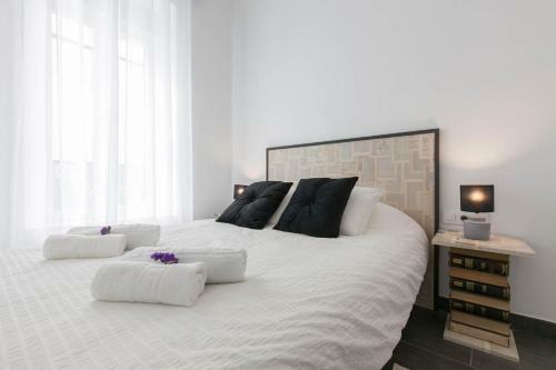 Modern And Spacious Apartment. Private Patio