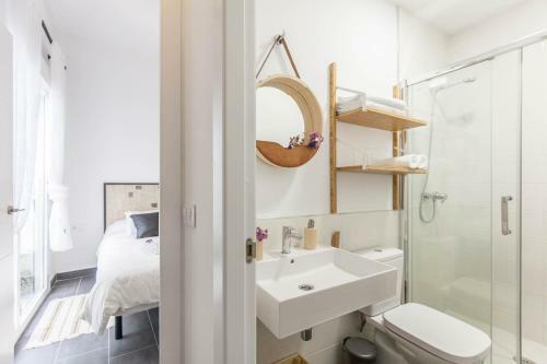 Modern And Spacious Apartment. Private Patio