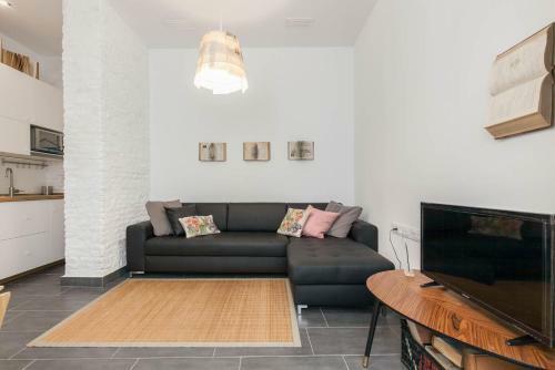 Modern And Spacious Apartment. Private Patio
